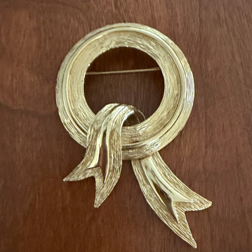 Vintage Monet 1980s Goldtone Round Chunky Wreath with Ribbon Costume Brooch Pin